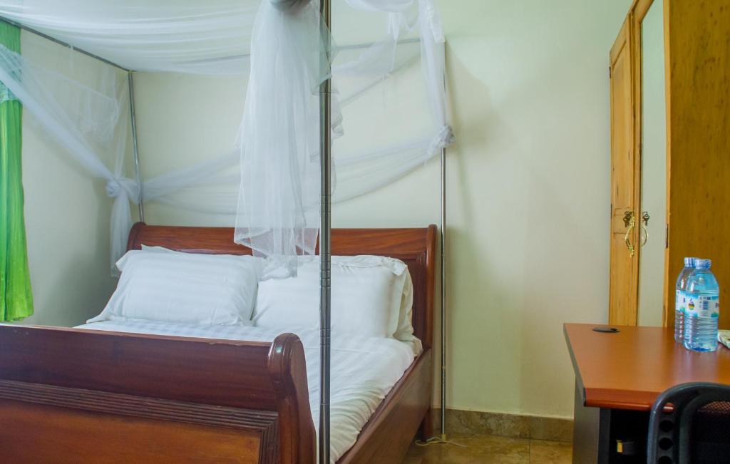 Postel nebo postele na pokoji v ubytování Sandton Hotel Kasese