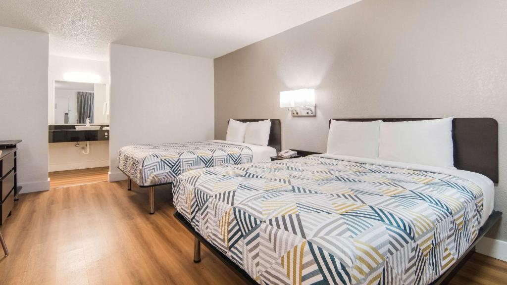 Postel nebo postele na pokoji v ubytování Motel 6-Addison, TX - Dallas