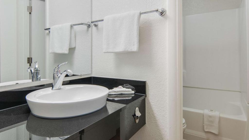 Koupelna v ubytování Motel 6-Addison, TX - Dallas