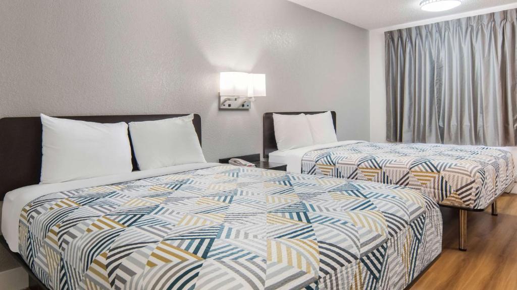 Postel nebo postele na pokoji v ubytování Motel 6-Addison, TX - Dallas