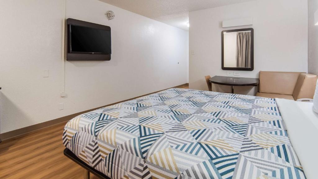 Postel nebo postele na pokoji v ubytování Motel 6-Addison, TX - Dallas