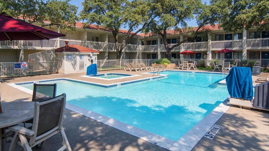 a pool with a pool table and chairs in it at Motel 6-Addison, TX - Dallas in Addison