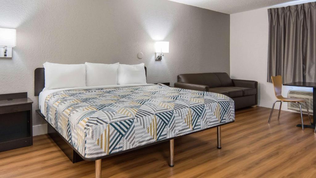 Postel nebo postele na pokoji v ubytování Motel 6-Addison, TX - Dallas