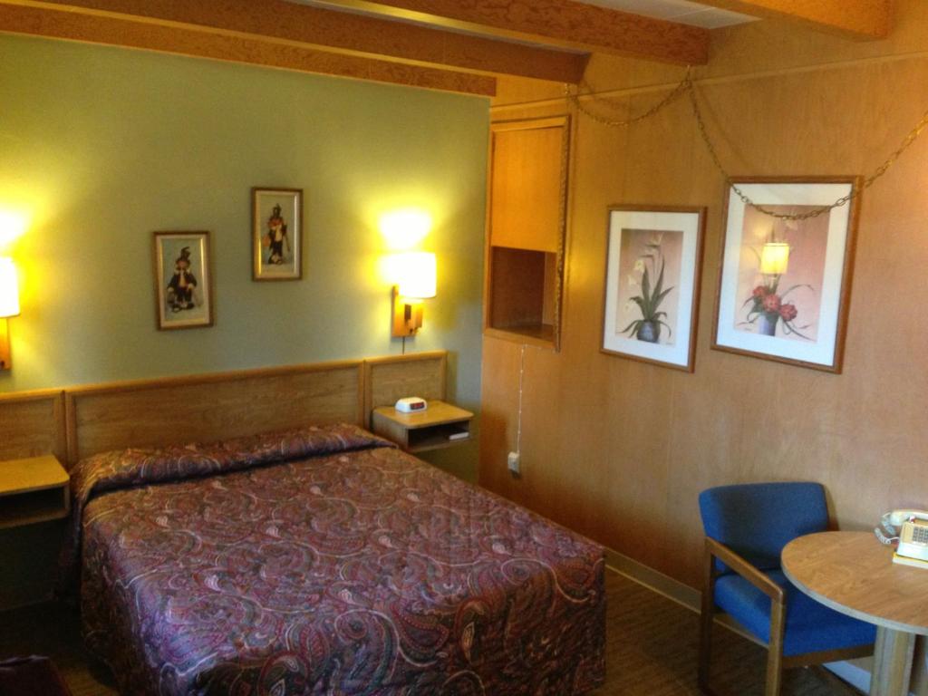 une chambre d'hôtel avec un lit et une table dans l'établissement Jamestown Motel, à Jamestown