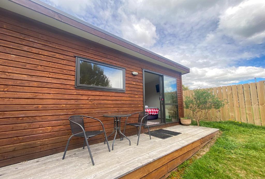 Delightful Lake Hawea Cabin with Mountain Views - Maison D'une Chambre