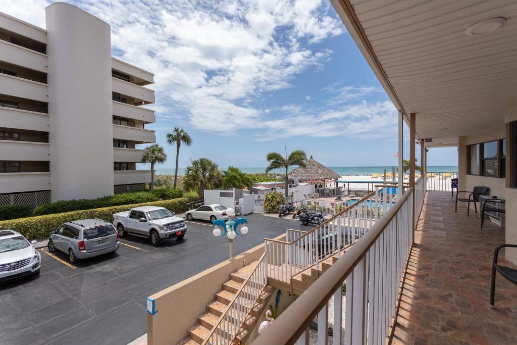 Plaza Beach Hotel - Beachfront Resort - 高级海湾视图套件：2张大床和1张沙发床