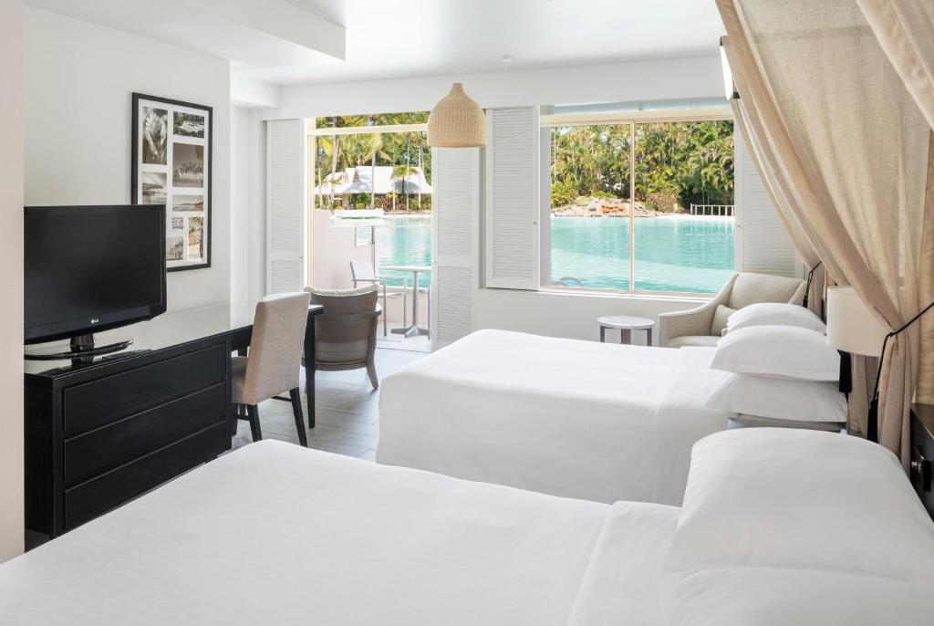 Postel nebo postele na pokoji v ubytování Sheraton Grand Mirage Resort, Port Douglas