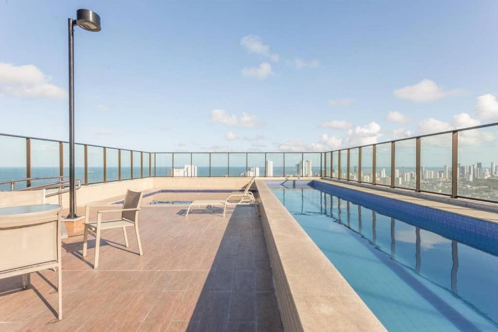 Der Swimmingpool an oder in der Nähe von Luxuoso Flat de 2 qts ao lado do CASV e do Riomar