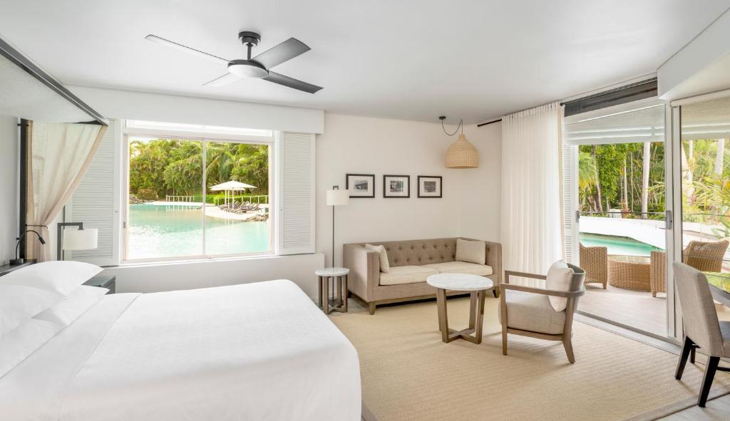 Postel nebo postele na pokoji v ubytování Sheraton Grand Mirage Resort, Port Douglas