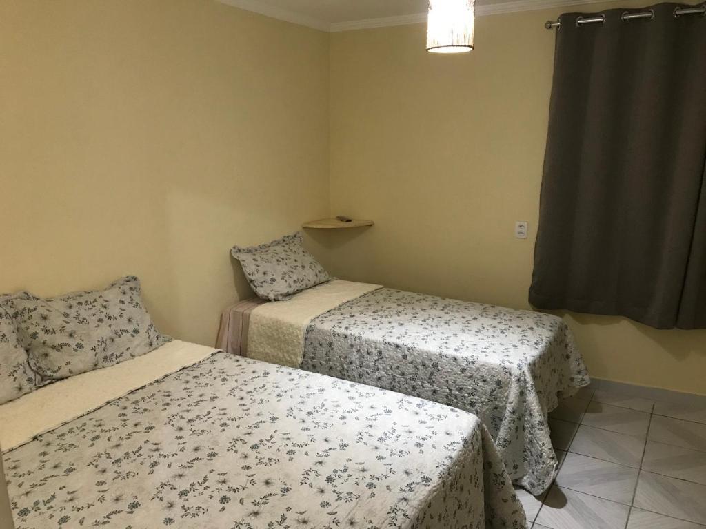 a room with two beds and a window at GA3-Hospedagem Próximo ao Aeroporto de Guarulhos in Guarulhos