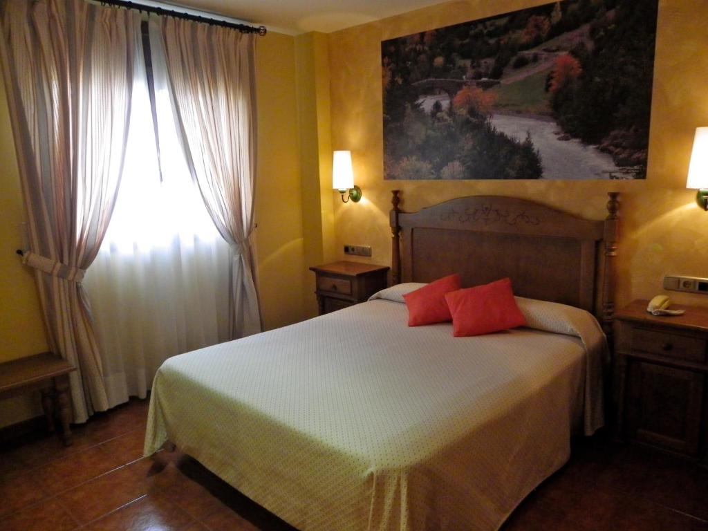 Cama o camas de una habitación en Hotel Arnal