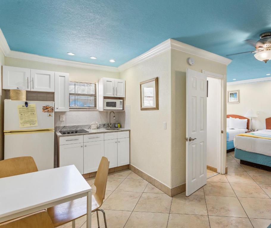 Bayview Plaza Waterfront Resort - Deluxe Efficiency Suite: 2 Double Beds