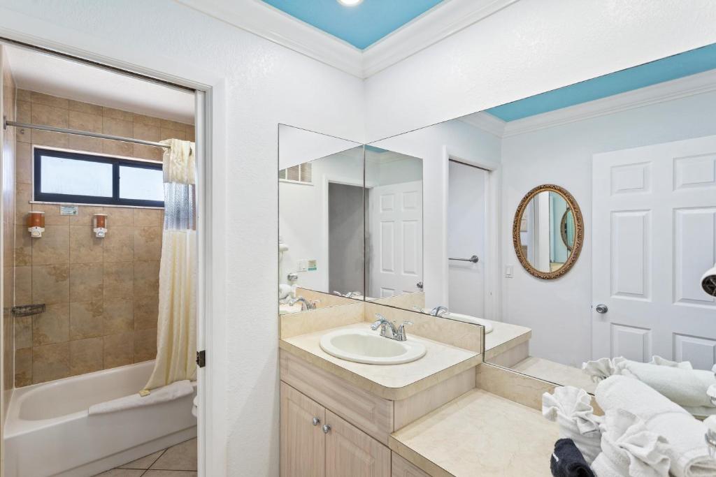 Bayview Plaza Waterfront Resort - Bay Front With Balcony Suite: 1 Queen Bed