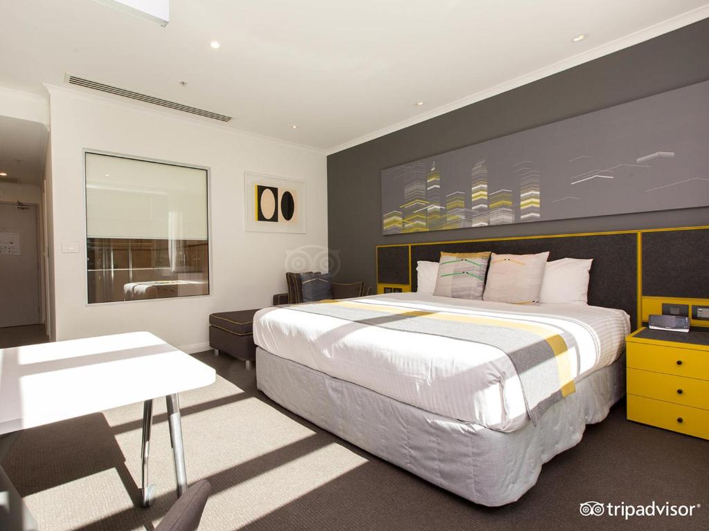 Postel nebo postele na pokoji v ubytování Citadines St Georges Terrace Perth