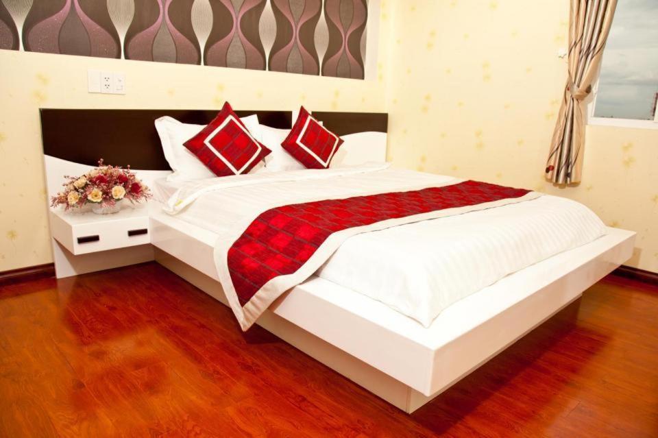 Giường trong phòng chung tại Linh Phương 1 Hotel