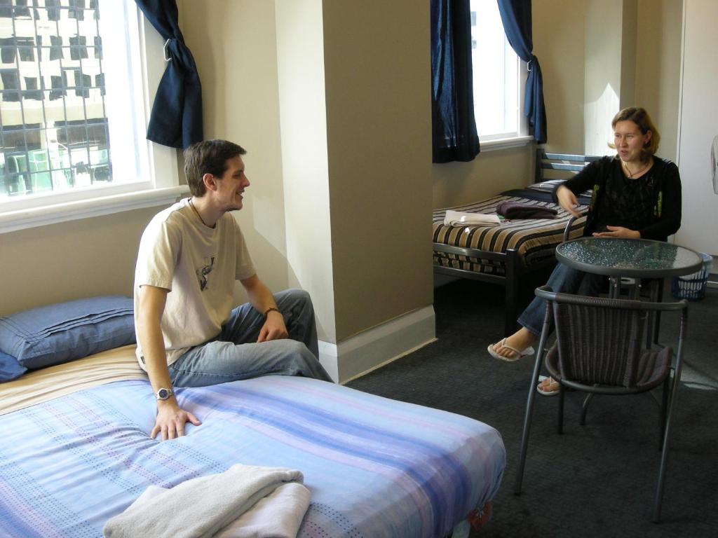 Surf 'N' Snow Backpackers Across Sky Tower - Resim 21