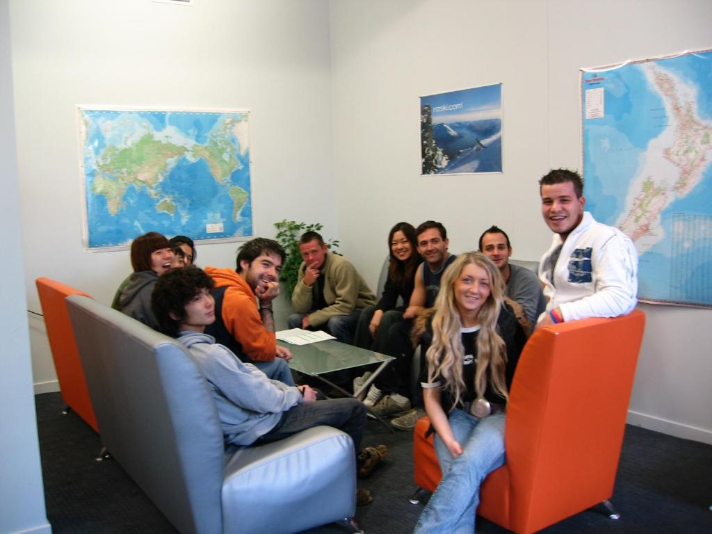 Surf 'N' Snow Backpackers Across Sky Tower - Resim 20