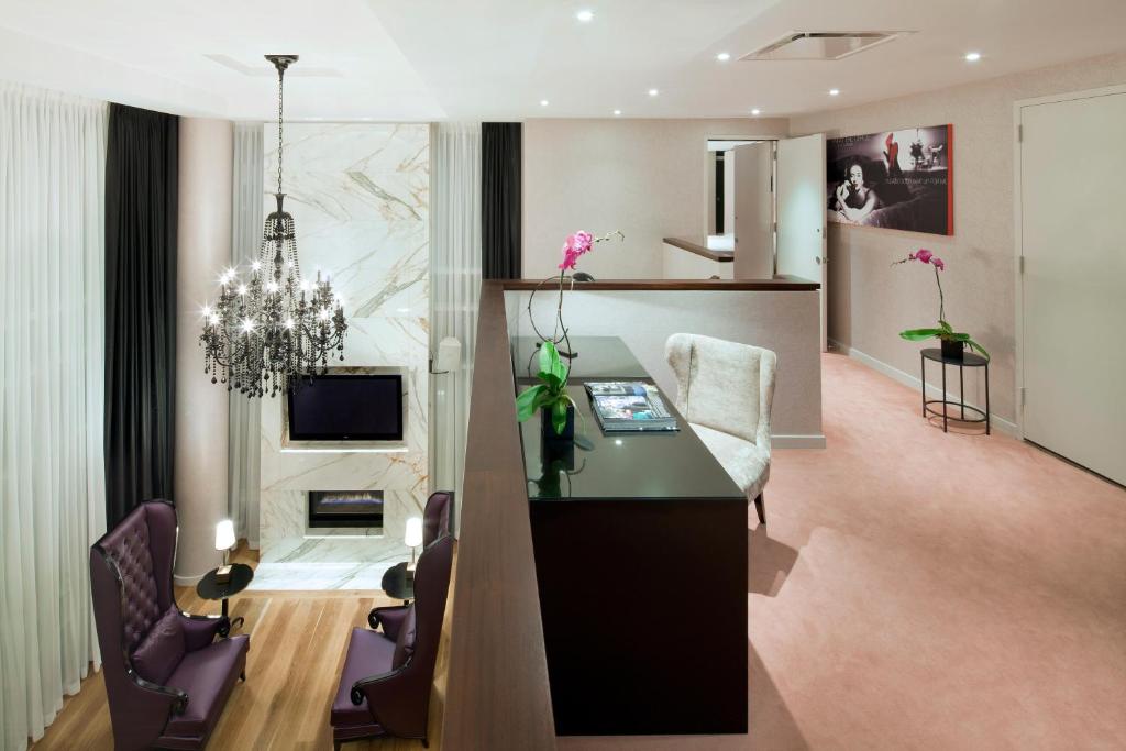 Uma TV ou centro de entretenimento em Royalton Park Avenue