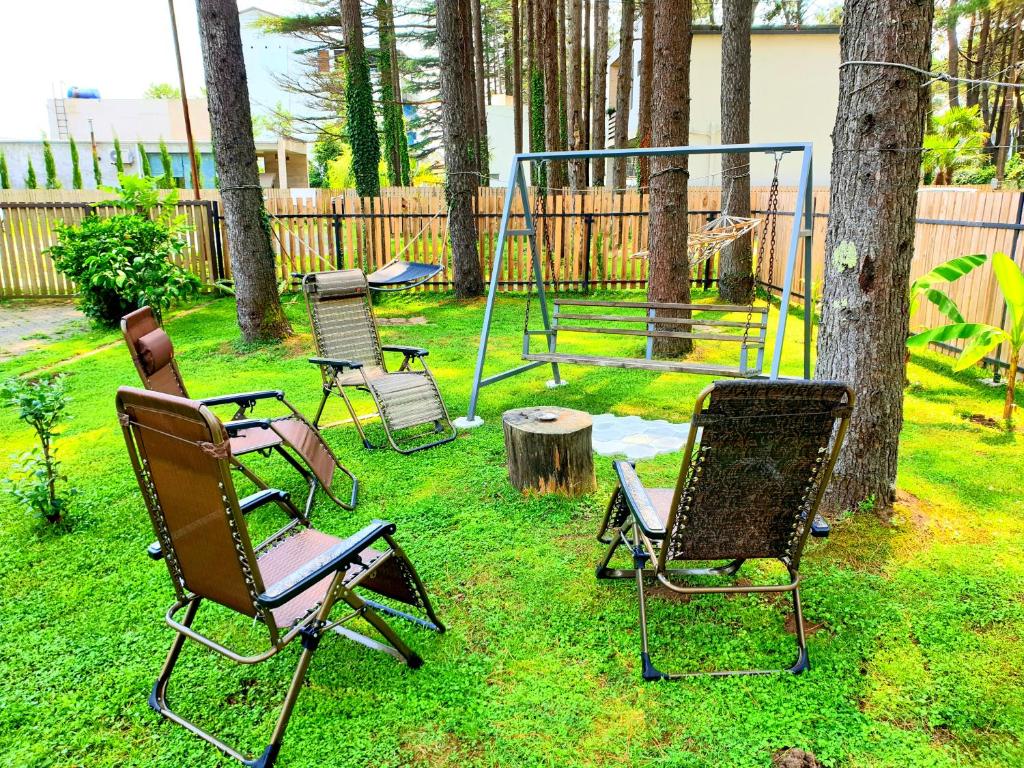 Zahrada ubytování House & Yard Sesil Forest 90m to beach Kaprovani