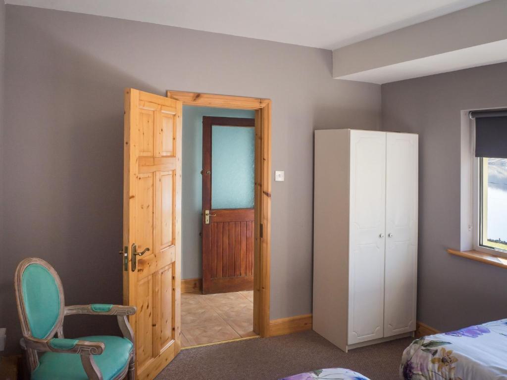 Postel nebo postele na pokoji v ubytování Lough Fee Renvyle