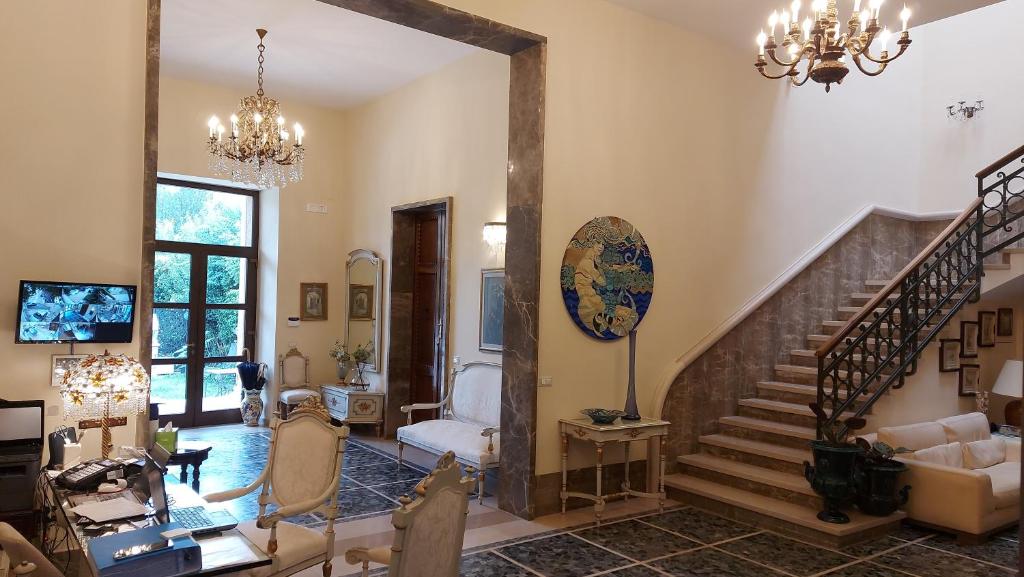 A seating area at Dimora Charleston Lecce parcheggio privato in loco gratis
