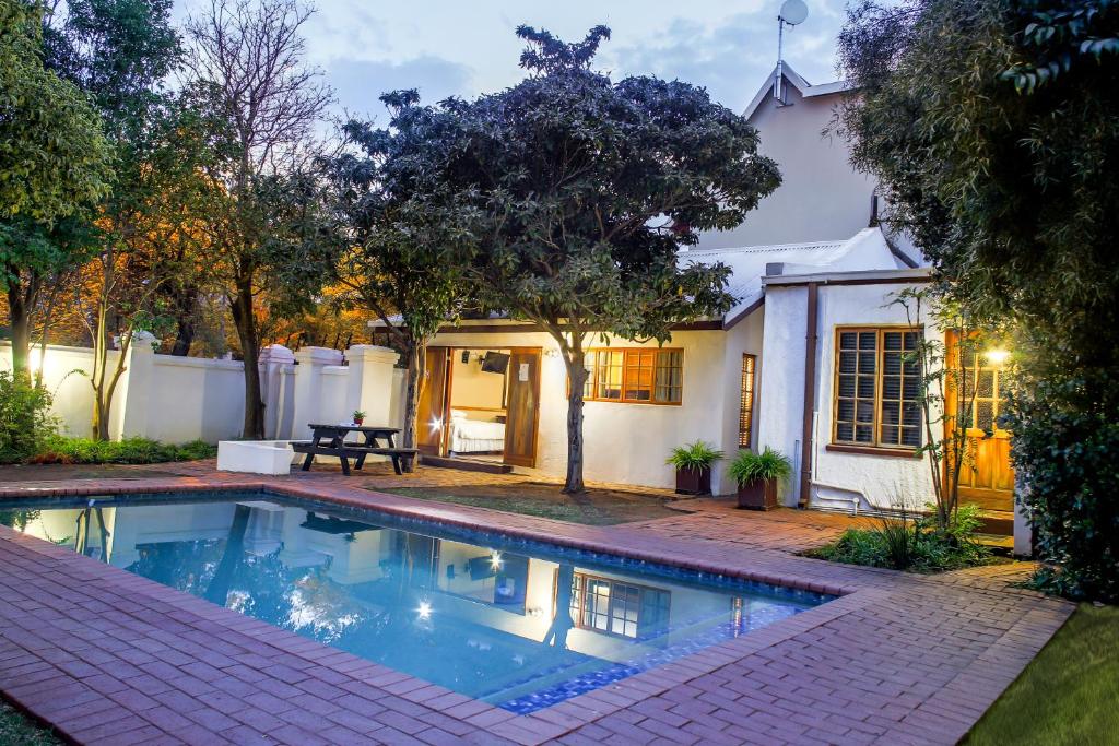 a house with a swimming pool in a yard at Nobis House in Bloemfontein
