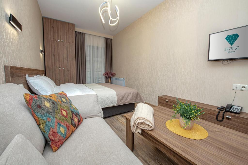 Camera d'albergo con divano e TV di Crystal Resort a Bakuriani