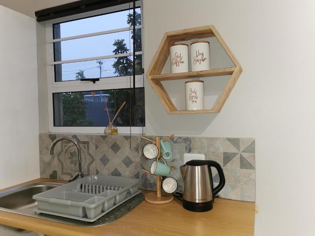 un bancone della cucina con lavandino e finestra di 65at3rd a Newton Park