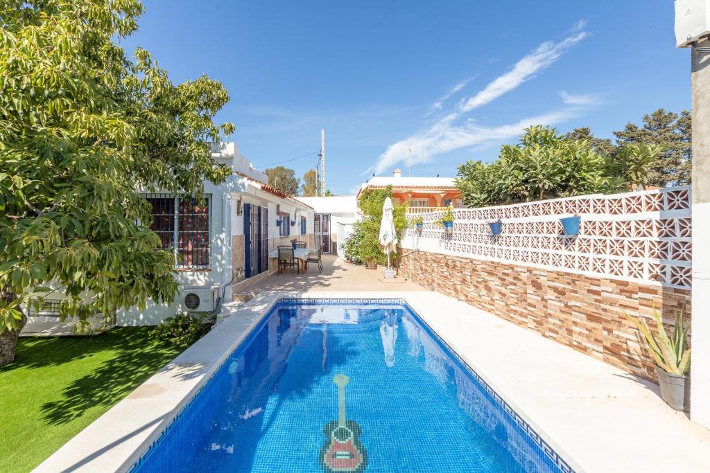 Het zwembad bij of vlak bij Villa en Marbella