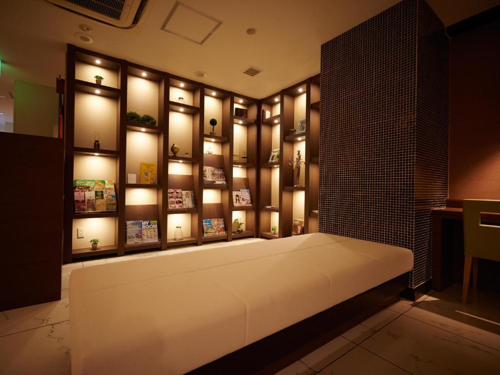 una camera con un letto con luci sul muro di Super Hotel Mito a Mito