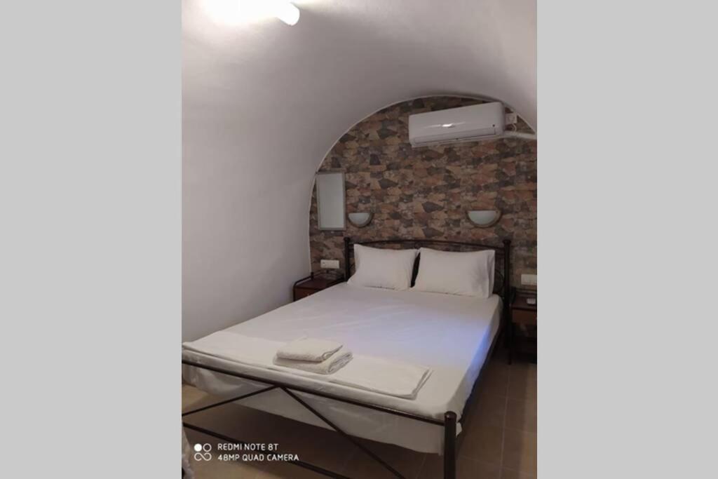 Postel nebo postele na pokoji v ubytování KOTRONAS FLOWER