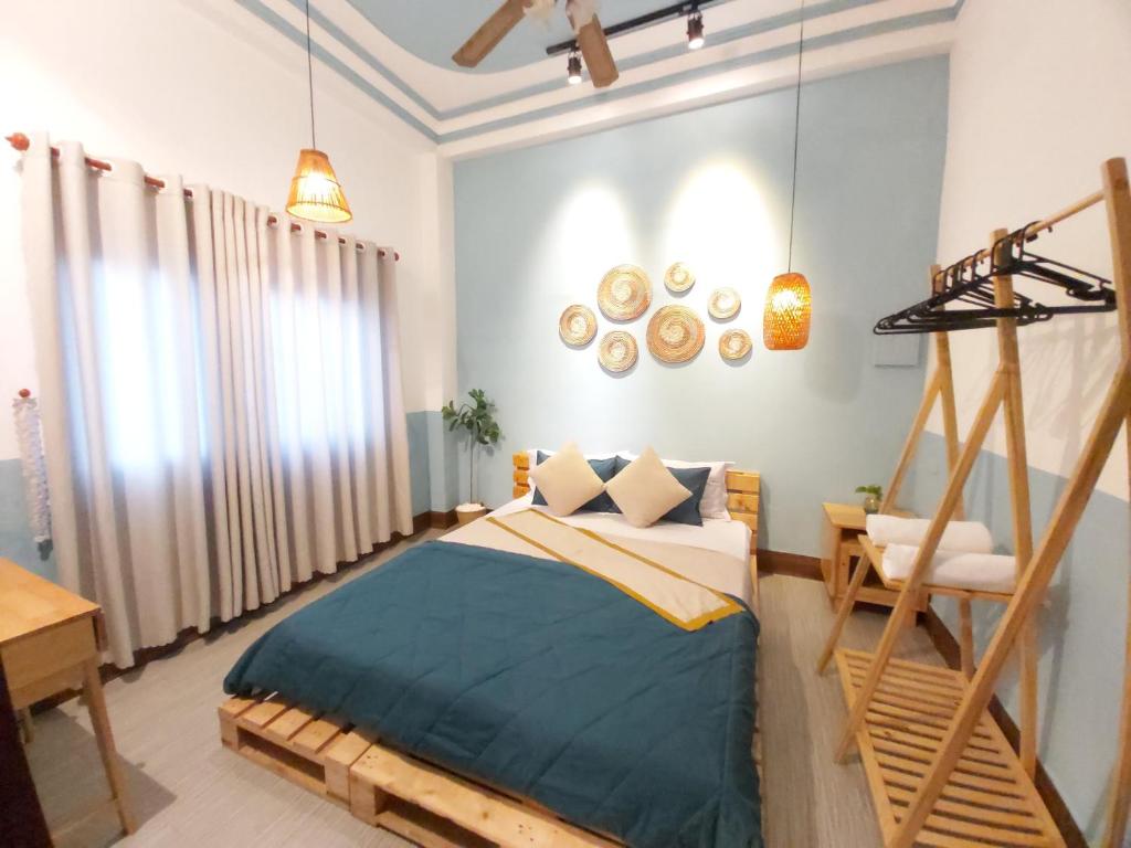 um quarto com uma cama e uma cadeira em Hotel Thanh Van 2 em Tuy Hoa