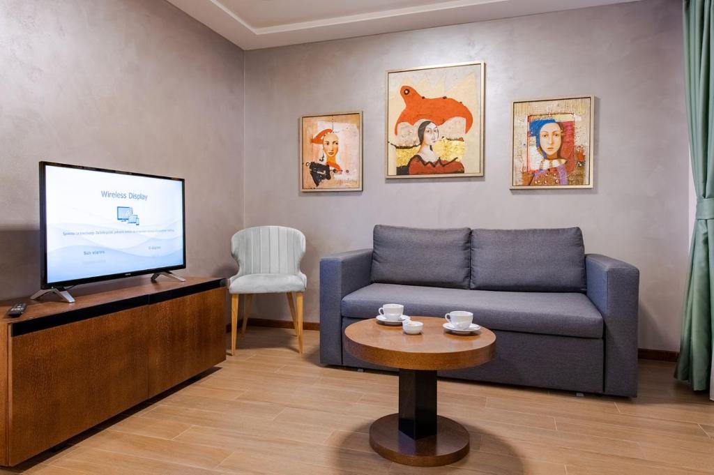 TV a/nebo společenská místnost v ubytování Rubicon Garni Hotel