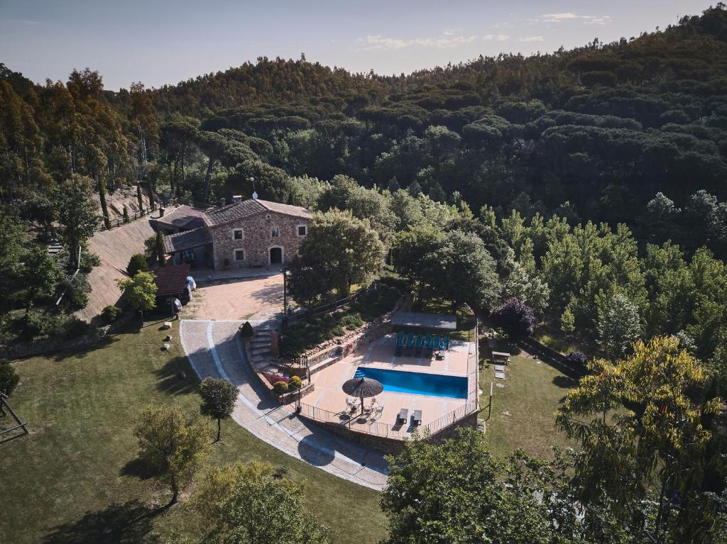 una vista aérea de una casa con piscina en Masia Rural Can Salarichs, en Riudarenes