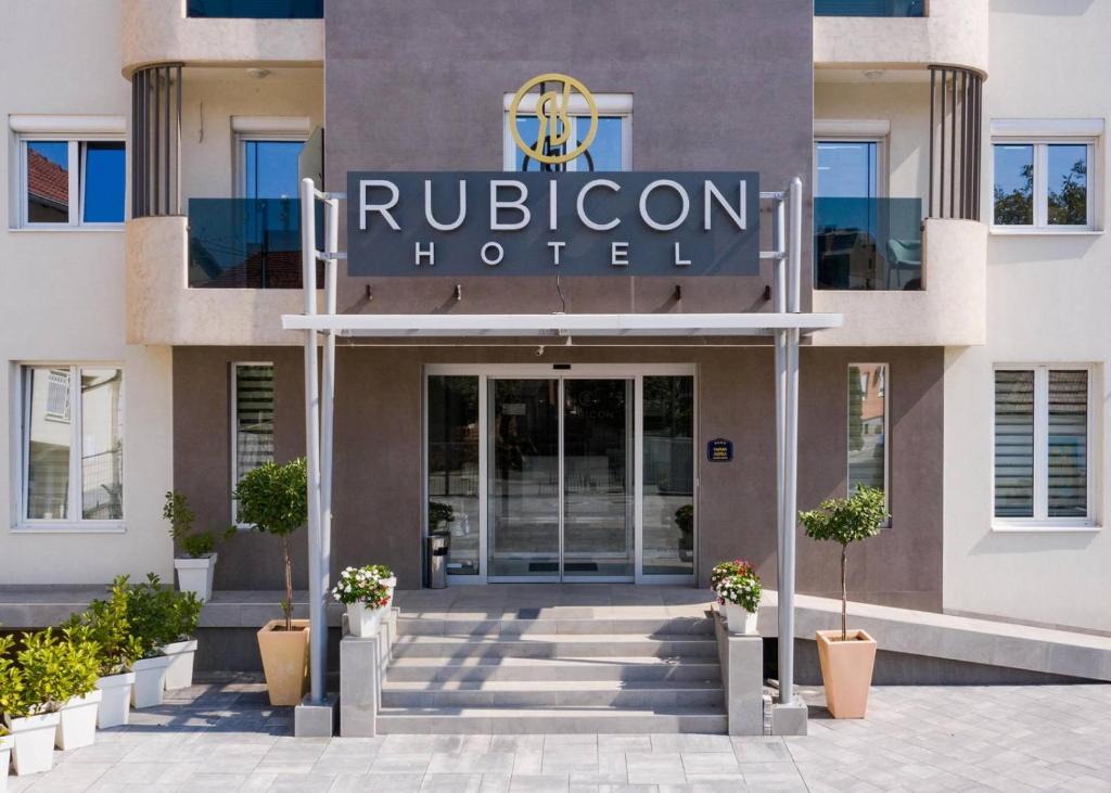 a hotel with the entrance to the hotel at Rubicon Garni Hotel in Kragujevac