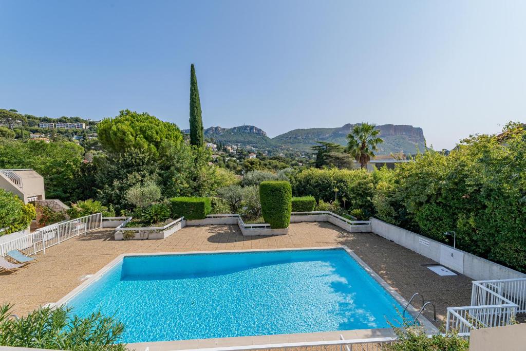 Una gran piscina azul en un patio. en Le Canaio Upper Club par Dodo-a-Cassis, en Cassis