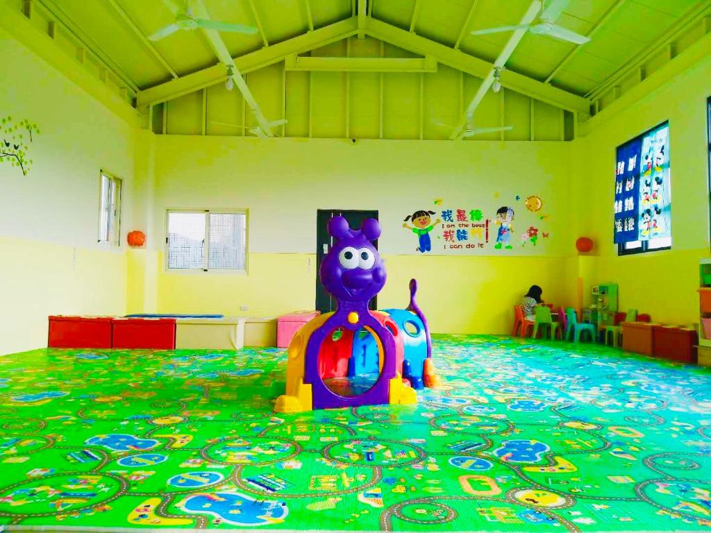 a room with a toy cat on the floor at Travel Light Hotel in Puli