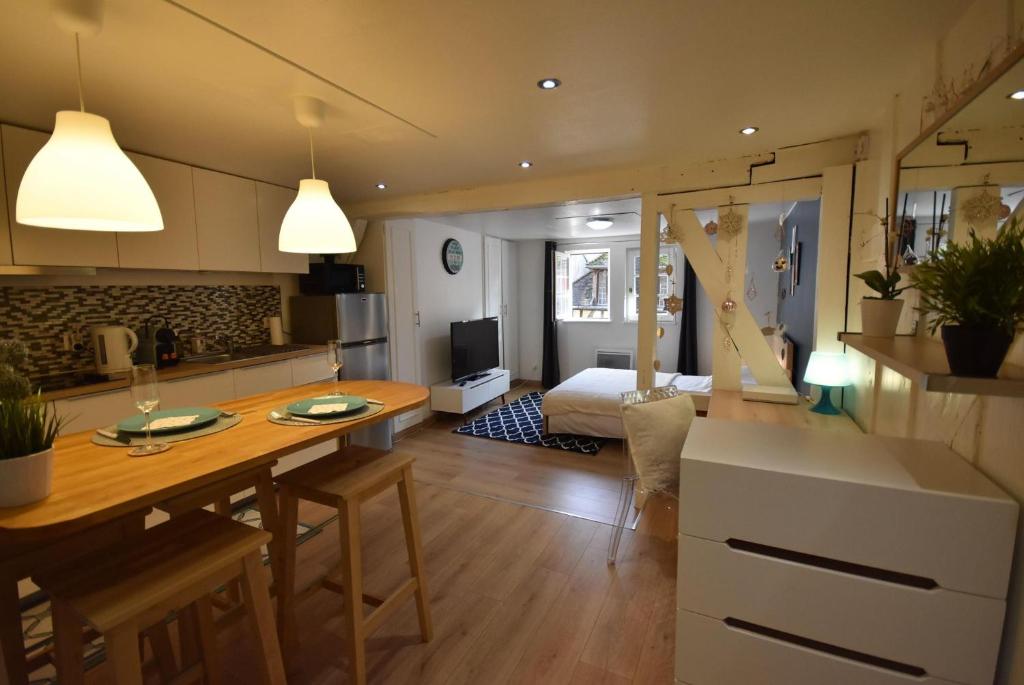 STUDIO dans le COEUR HISTORIQUE (WIFI et GARE) - Apartamento De Una Habitación