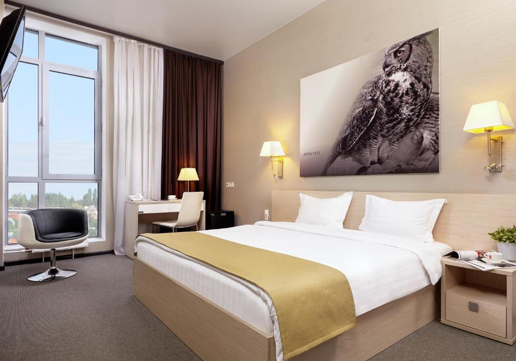 Säng eller sängar i ett rum på City Hotel Sova
