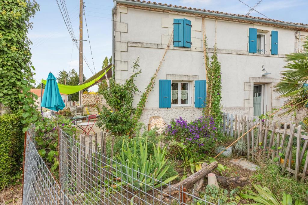 Mortagne-sur-GirondeにあるAppartement d'une chambre avec jardin amenage et wifi a Mortagne sur Girondeの青いシャッターと柵の家