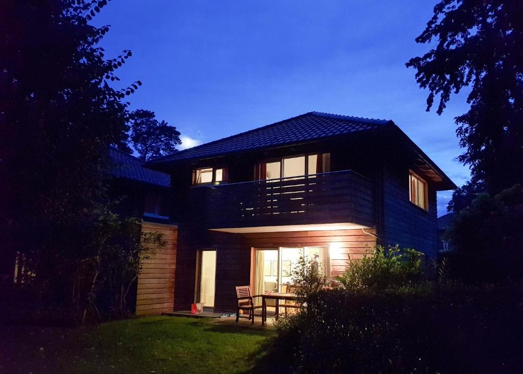 ein Haus in der Nacht mit eingeschaltetem Licht in der Unterkunft fewos am kleinen meer in Waren (Müritz)