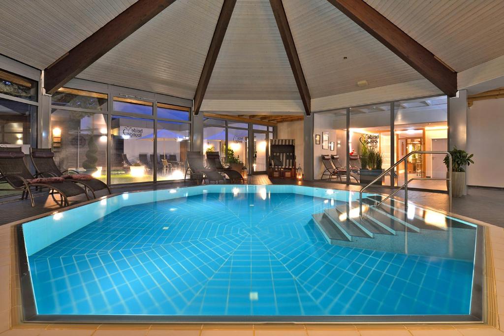 Bazén v ubytování Landhotel Schnuck nebo v jeho okolí