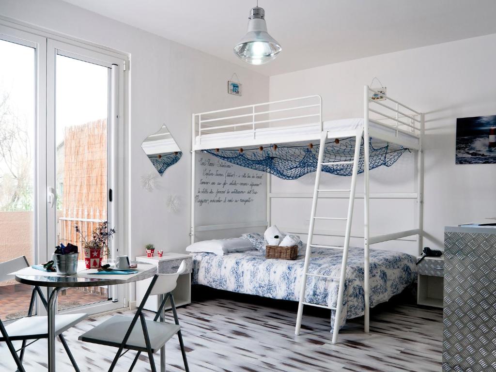 ein Schlafzimmer mit einem Etagenbett und einem Tisch in der Unterkunft Al Volo B&B in San Giovanni Teatino