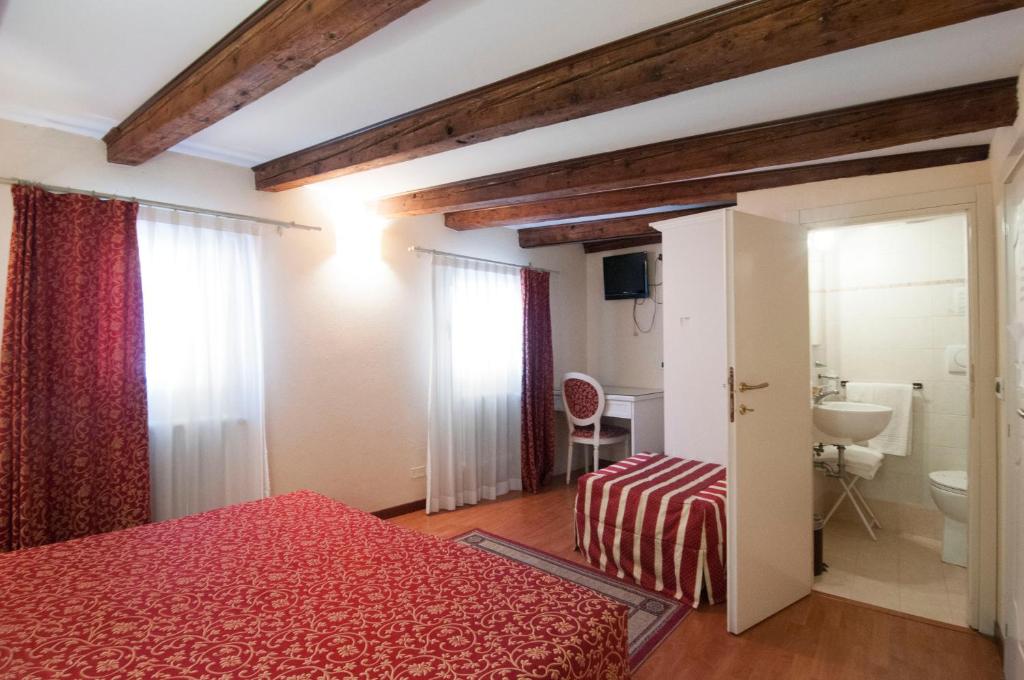 Postel nebo postele na pokoji v ubytování Venice Resorts Guest House