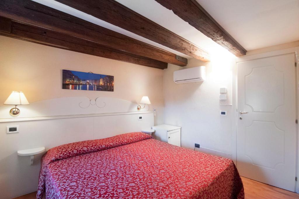 Postel nebo postele na pokoji v ubytování Venice Resorts Guest House