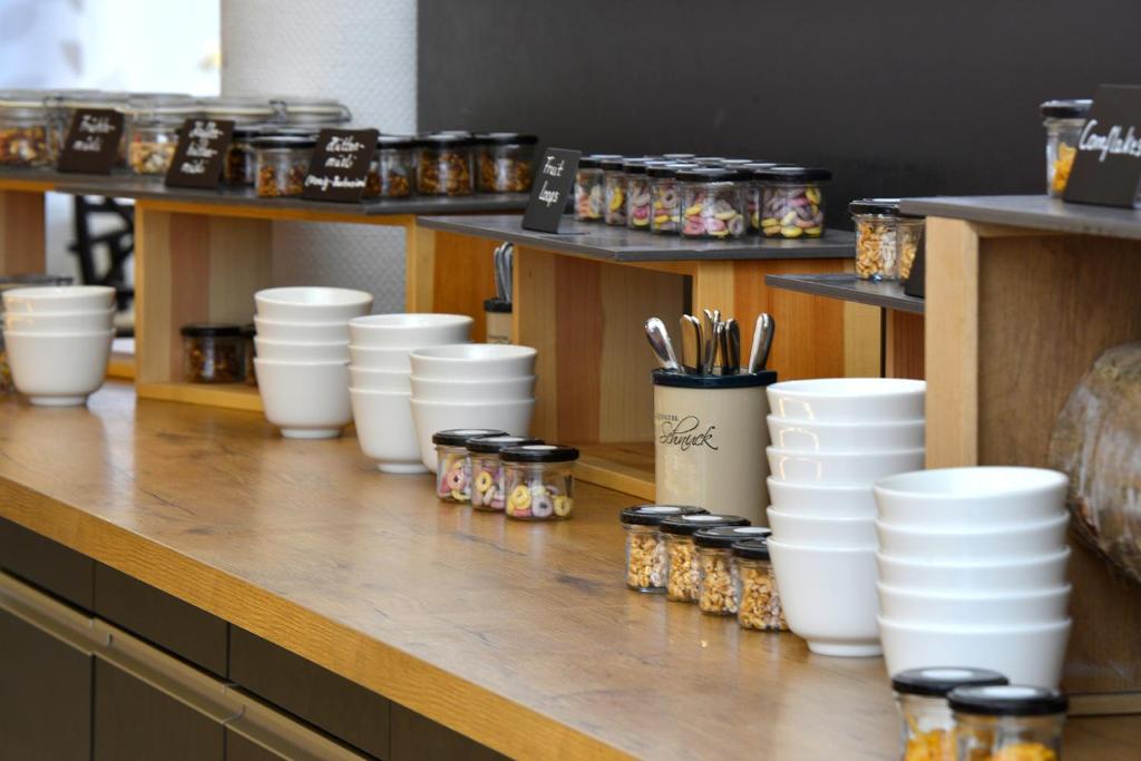 Příslušenství pro přípravu čaje a kávy v ubytování Landhotel Schnuck