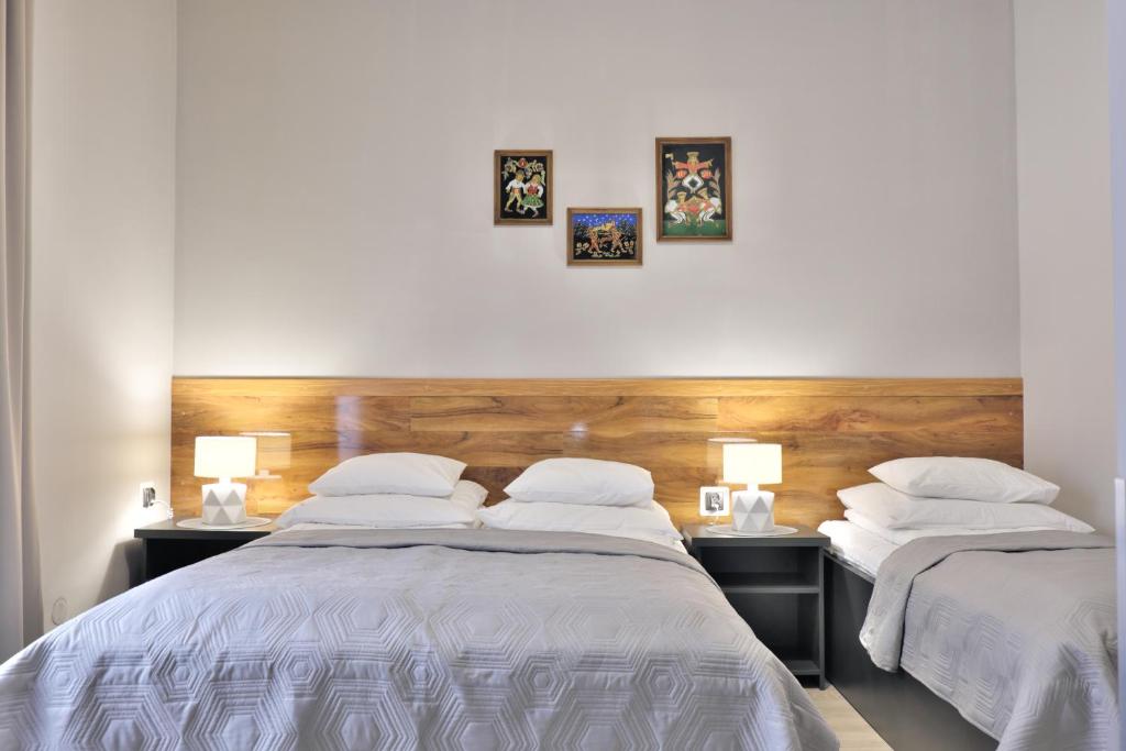 1 dormitorio con 2 camas y 2 lámparas en las mesas en APARTAMENT - ZAKOPIAŃSKI, en Zakopane