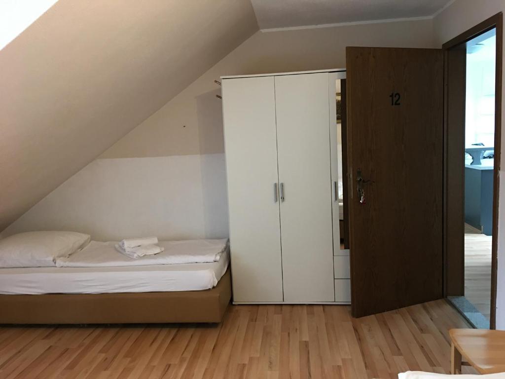 Postel nebo postele na pokoji v ubytování Pension Alis Augsburg