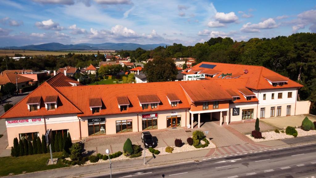 Nespecifikovaný výhled na hory nebo výhled na hory při pohledu z hotelu