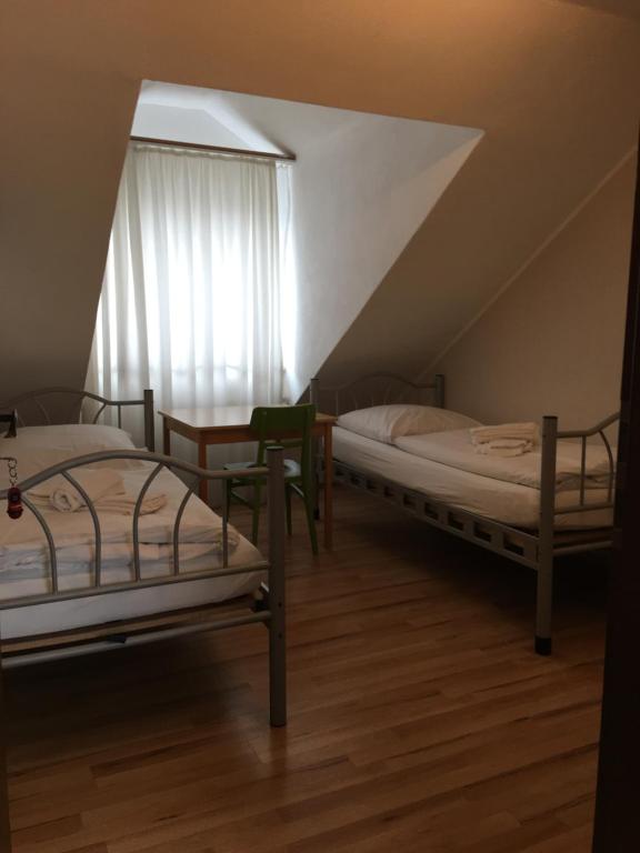 Postel nebo postele na pokoji v ubytování Pension Alis Augsburg